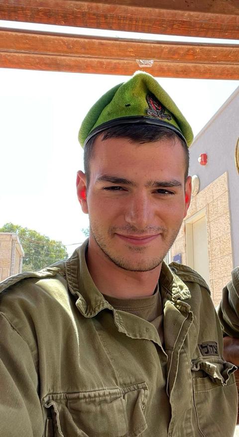 חייל צה״ל צעיר עם כומתה ירוקה של חטיבת הנח״ל, מחייך בסלפי